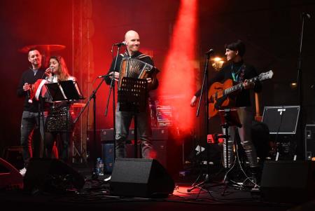 V novo leto stopili skupaj z ansamblom Galop (34)